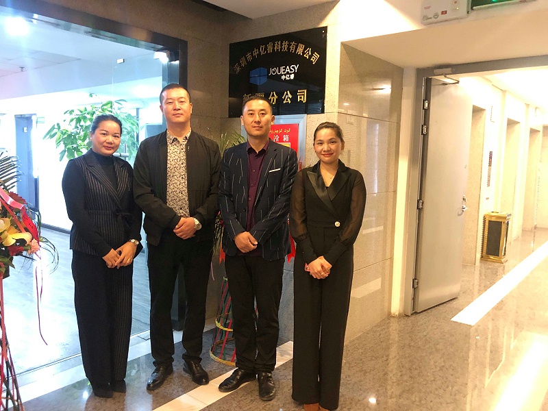 中億?？萍夹陆止境闪⒔遗苾x式合影