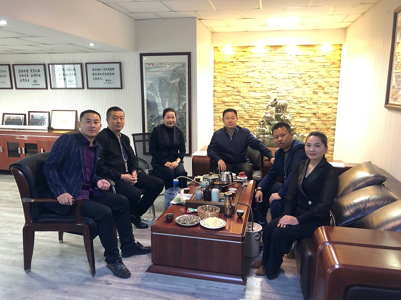 中億?？萍夹陆止境闪⒔遗苾x式合影