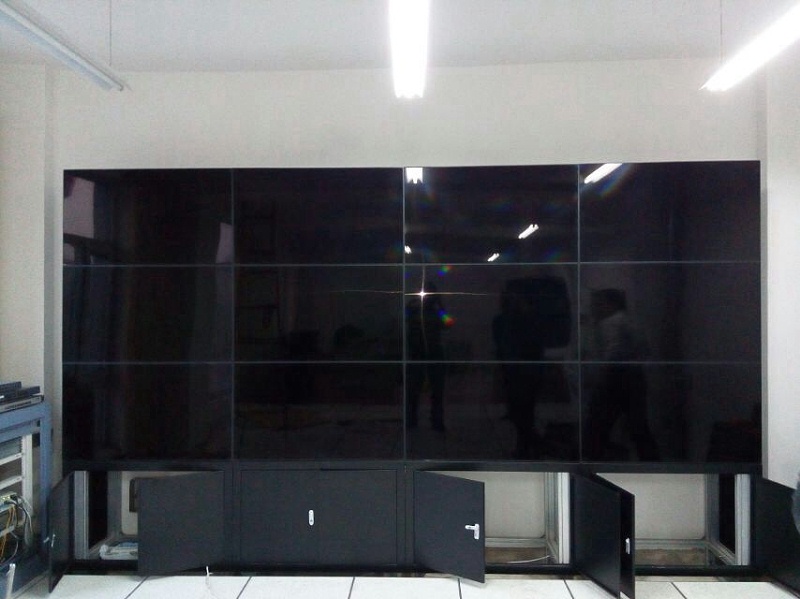 甘肅天?？h食品藥品監(jiān)督管理局46寸3X4現(xiàn)場安裝