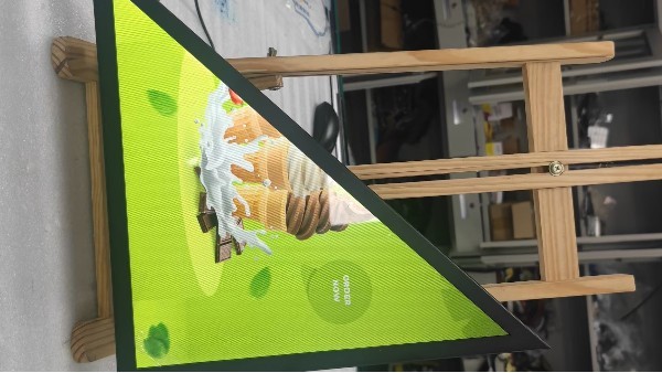 揭秘異形廣告機(jī)：革新傳播的5大特征！