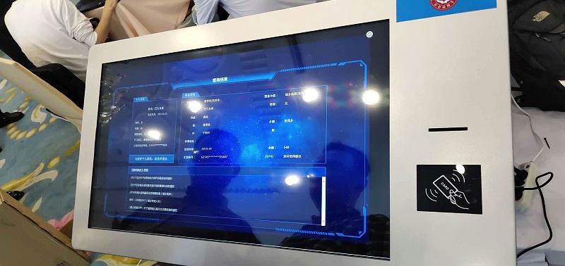 參展人員現(xiàn)場(chǎng)電子社?？w驗(yàn)