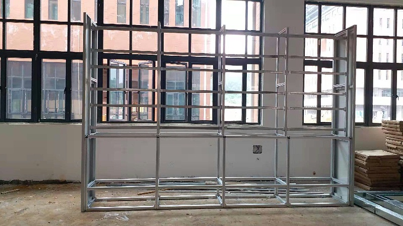 廣東財(cái)經(jīng)大學(xué)拼接屏落地式支架